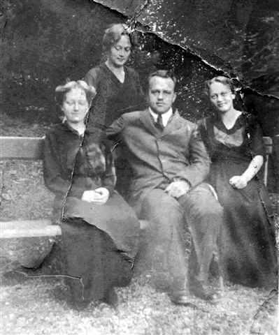 1916-06-27, 20a, Anton Wildgans mit den Damen Alberdingk in Steinhaus am Semmering