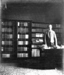 1918, 12a, Anton Wildgans in seiner Wohnung Idahof, Mödling