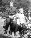 1919, 12a, Anton Wildgans mit seinem Sohn Friedrich im Mödlinger Garten