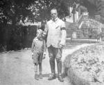 1919, 14a, Anton Wildgans mit seinem Sohn Friedrich im Mödlinger Garten