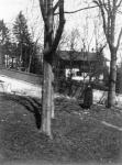 1920, 12a, Anton Wildgans vor seinem Haus in Mödling