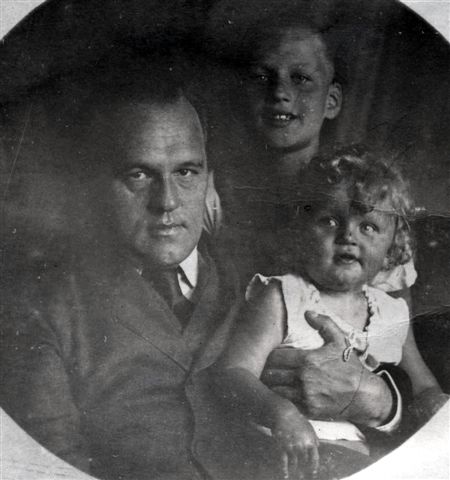 1922, 26a, Anton Wildgans mit seinen Söhnen Fritz und Gottfried