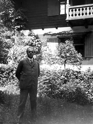 1926, 30a, Anton Wildgans vor dem Mödlinger Haus
