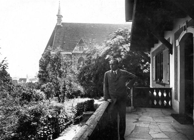 1926, 31a, Anton Wildgans auf der Terrasse von seinem Mödlinger Haus