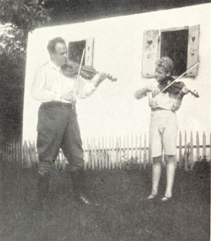1927, 10,  Anton Wildgans mit seinem Sohn Friedrich geigend