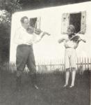 1927, 10,  Anton Wildgans mit seinem Sohn Friedrich geigend