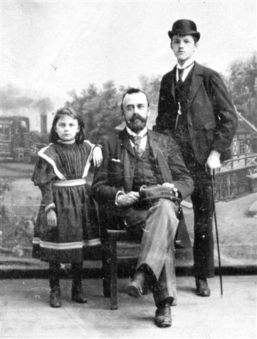 1897, 20a, Anton Wildgans mit Vater Friedrich und Schwester Marianne